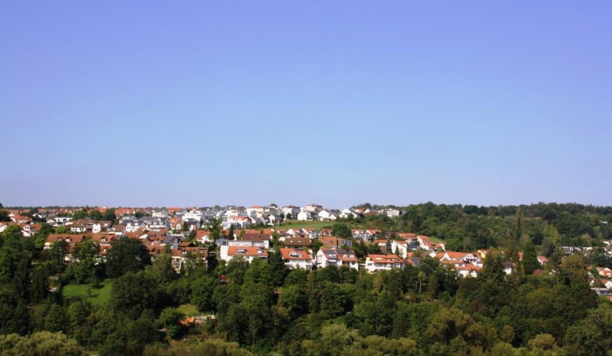 Stadtpanorama mit roten Dächern, umgeben von viel Grün und Bäumen unter klarem, blauem Himmel., © Natur.Nah. Schönbuch & Heckengäu Stadtpanorama mit roten Dächern, umgeben von viel Grün und Bäumen unter klarem, blauem Himmel., © Natur.Nah. Schönbuch & Heckengäu