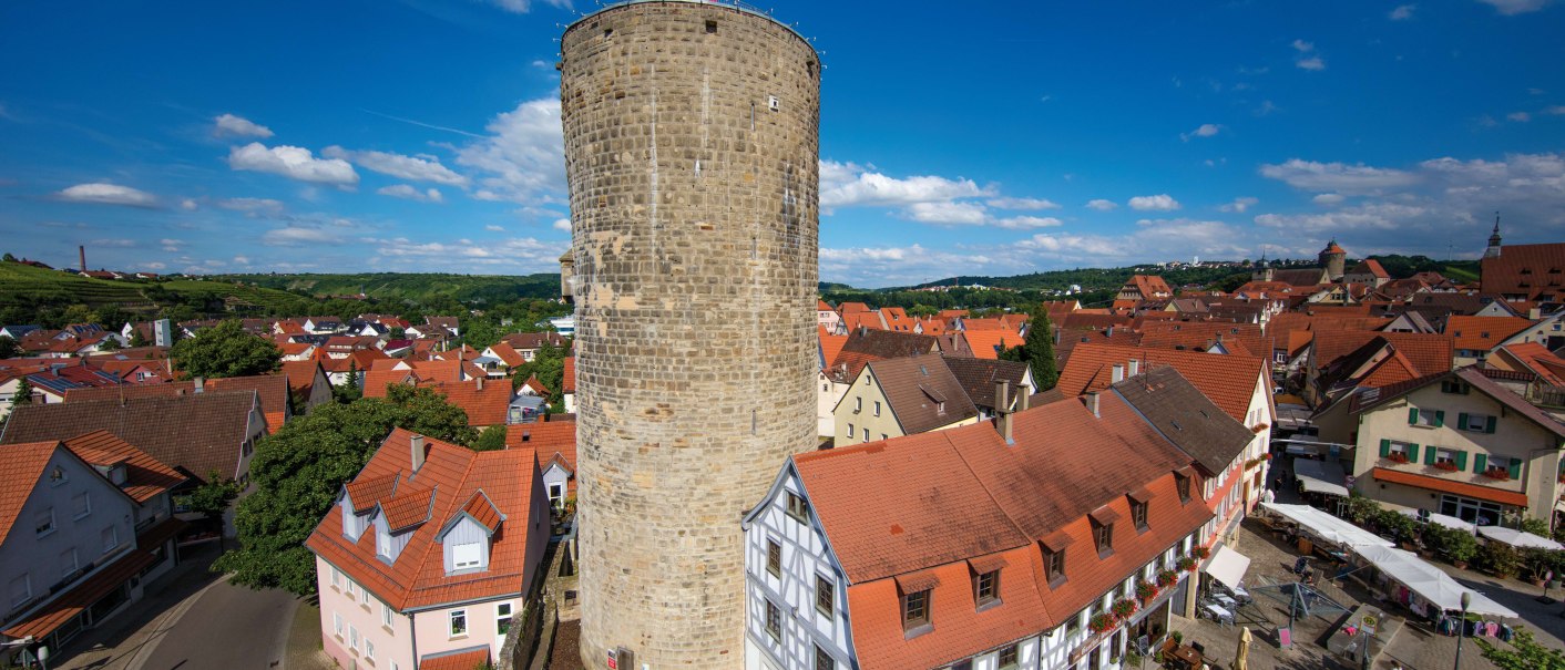Luftaufnahme des Waldhornturms in Besigheim, umgeben von roten Dächern und Fachwerkhäusern unter blauem Himmel mit weißen Wolken., © Stuttgart-Marketing GmbH, Achim Mende Luftaufnahme des Waldhornturms in Besigheim, umgeben von roten Dächern und Fachwerkhäusern unter blauem Himmel mit weißen Wolken., © Stuttgart-Marketing GmbH, Achim Mende