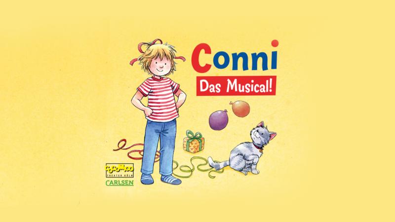 Conni in rot-wei&szlig;em Shirt steht mit Katze und Luftballons auf gelbem Hintergrund. Text: "Conni - Das Musical!", &copy; links im Bild