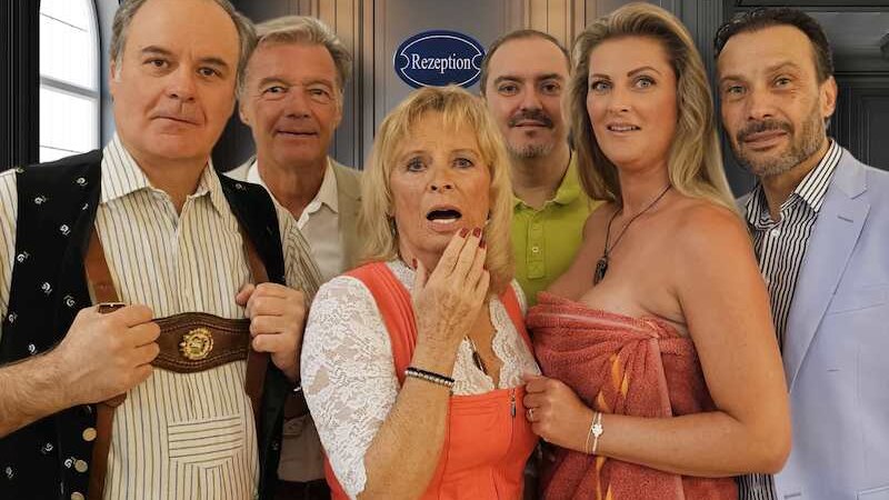 Sechs Personen stehen vor einem Schild mit der Aufschrift 'Rezeption'. Sie wirken überrascht und tragen unterschiedliche Kleidung., © derks entertainment & management Sechs Personen stehen vor einem Schild mit der Aufschrift 'Rezeption'. Sie wirken überrascht und tragen unterschiedliche Kleidung., © derks entertainment & management