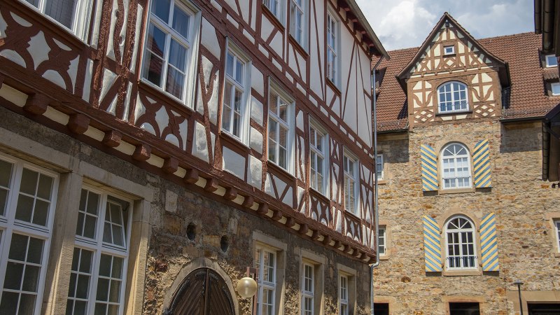 Fachwerkgeb&auml;ude in Kirchheim unter Teck mit verzierten Fenstern und T&uuml;ren. Historische Architektur mit roten und wei&szlig;en Balken., &copy; Achim Mende