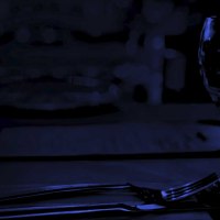 Ein dunkler, stimmungsvoller Tisch mit Weingläsern und Besteck, beleuchtet von schwachem blauen Licht., © EINS + Alles/Christopherus e. V. Ein dunkler, stimmungsvoller Tisch mit Weingläsern und Besteck, beleuchtet von schwachem blauen Licht., © EINS + Alles/Christopherus e. V.