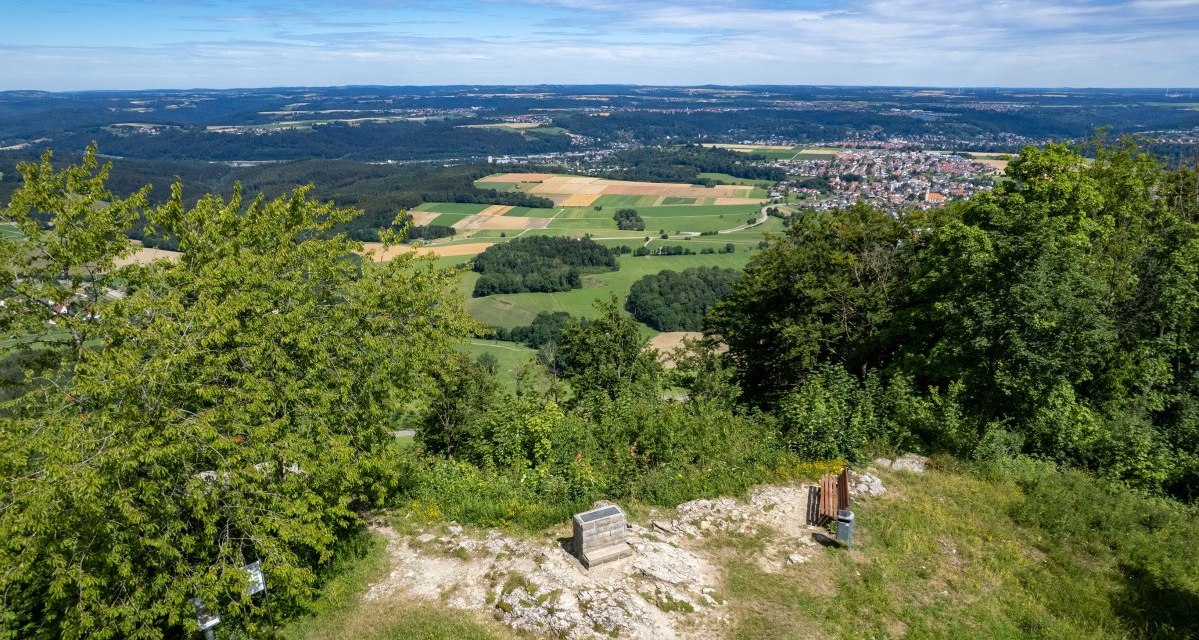 Aussichtspunkt Hohenrechberg mit Blick auf Felder, W&auml;lder und ein Dorf in der Ferne unter blauem Himmel., &copy; Foto Thomas Zehnder
