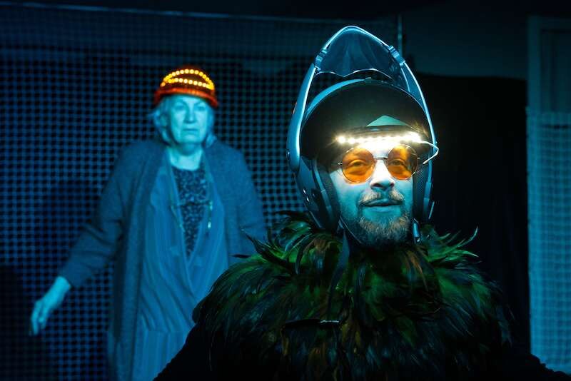 Zwei Personen in einem Theaterstück. Eine Person trägt einen Helm mit Licht und Sonnenbrille, die andere im Hintergrund einen leuchtenden Hut., © Stadtverwaltung Vaihingen an der Enz Zwei Personen in einem Theaterstück. Eine Person trägt einen Helm mit Licht und Sonnenbrille, die andere im Hintergrund einen leuchtenden Hut., © Stadtverwaltung Vaihingen an der Enz