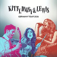Plakat f&uuml;r die Deutschlandtournee 2026 von Kitty, Daisy & Lewis mit den drei Bandmitgliedern und ihren Instrumenten., &copy; links im Bild