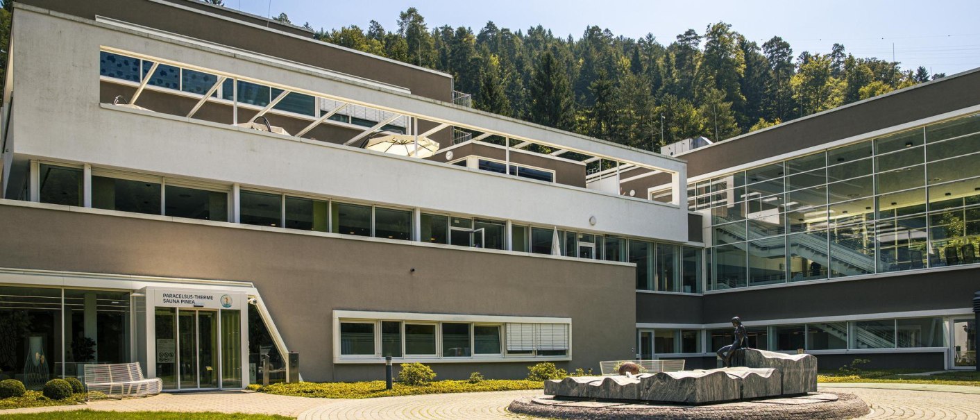 Die Paracelsus-Therme in Bad Liebenzell zeigt eine moderne Architektur mit gro&szlig;en Glasfassaden und einem einladenden Eingangsbereich., &copy; SMG, Sarah Schmid