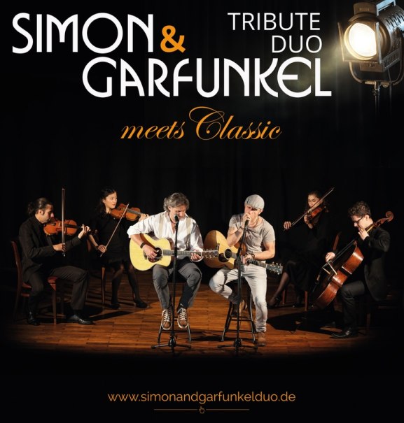 Zwei Musiker mit Gitarren sitzen auf einer Bühne, begleitet von einem Streichquartett. Oben steht 'Simon & Garfunkel Tribute Duo meets Classic'., © Graceland Zwei Musiker mit Gitarren sitzen auf einer Bühne, begleitet von einem Streichquartett. Oben steht 'Simon & Garfunkel Tribute Duo meets Classic'., © Graceland