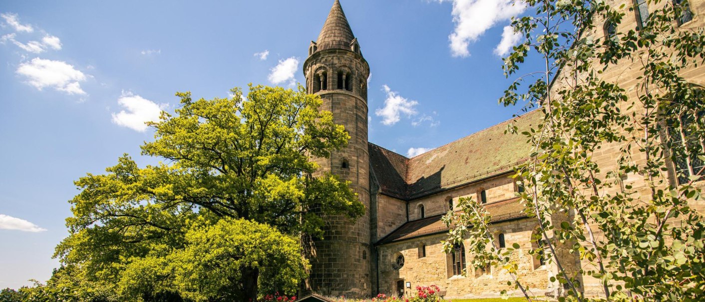 Das Kloster Lorch mit seinem markanten Turm, umgeben von grünen Bäumen, unter einem strahlend blauen Himmel., © Stuttgart-Marketing GmbH, Sarah Schmid Das Kloster Lorch mit seinem markanten Turm, umgeben von grünen Bäumen, unter einem strahlend blauen Himmel., © Stuttgart-Marketing GmbH, Sarah Schmid