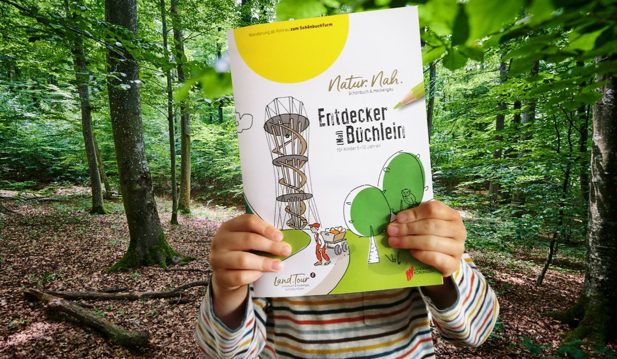 Ein Kind hält ein Entdecker-Malbüchlein mit dem Titel 'Natur Nah' im Wald. Das Büchlein zeigt eine Illustration eines Turms und ist für Kinder von 5-10 Jahren., © Natur.Nah. Schönbuch & Heckengäu Ein Kind hält ein Entdecker-Malbüchlein mit dem Titel 'Natur Nah' im Wald. Das Büchlein zeigt eine Illustration eines Turms und ist für Kinder von 5-10 Jahren., © Natur.Nah. Schönbuch & Heckengäu