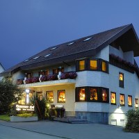Beleuchtetes Gebäude bei Nacht mit Blumen auf dem Balkon und einem Schild "Beurener Hof". Der Himmel ist dunkelblau., © Hotel & Restaurant Beurener Hof Beleuchtetes Gebäude bei Nacht mit Blumen auf dem Balkon und einem Schild "Beurener Hof". Der Himmel ist dunkelblau., © Hotel & Restaurant Beurener Hof