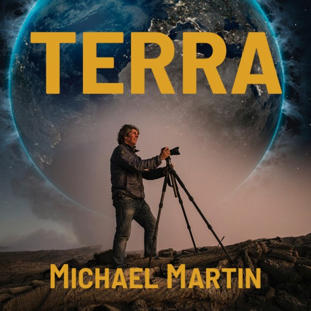 Ein Fotograf mit Kamera und Stativ steht vor einem großen Bild der Erde. Der Schriftzug 'TERRA' ist prominent zu sehen., © Expedition Erde Ein Fotograf mit Kamera und Stativ steht vor einem großen Bild der Erde. Der Schriftzug 'TERRA' ist prominent zu sehen., © Expedition Erde