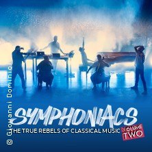 Musiker auf B&uuml;hne mit Lichteffekten, Klavier und elektronischen Ger&auml;ten. Schriftzug: 'Symphoniacs - The True Rebels Of Classical Music'., &copy; links im Bild