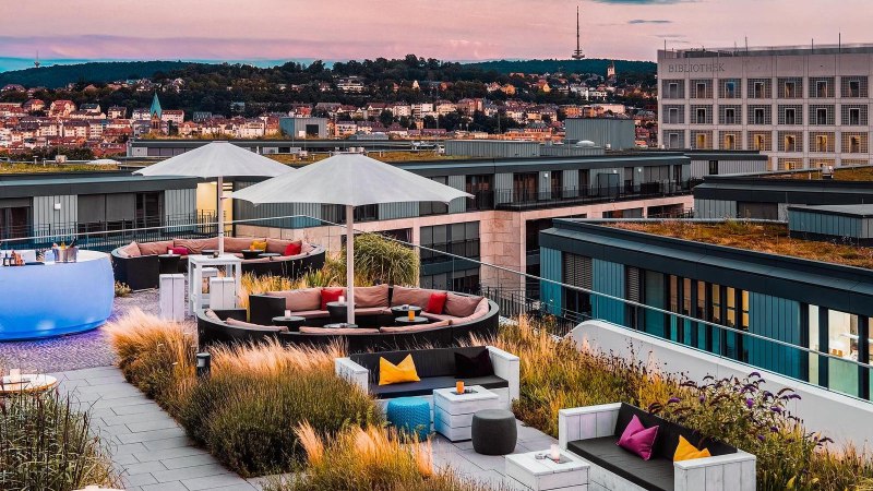 Moderne Dachterrasse des Jaz Hotels in Stuttgart mit stilvollen Sitzbereichen, Sonnenschirmen und Blick auf die Stadt und den Fernsehturm., © Wolfram Bar & Terrace Moderne Dachterrasse des Jaz Hotels in Stuttgart mit stilvollen Sitzbereichen, Sonnenschirmen und Blick auf die Stadt und den Fernsehturm., © Wolfram Bar & Terrace