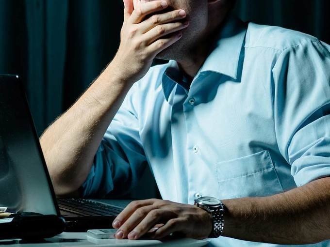 Ein Mann in einem blauen Hemd sitzt nachdenklich vor einem Laptop, die Hand vor dem Gesicht. Er trägt eine Uhr und hat ein kleines Gerät auf dem Tisch., © TeamEscape Stuttgart Ein Mann in einem blauen Hemd sitzt nachdenklich vor einem Laptop, die Hand vor dem Gesicht. Er trägt eine Uhr und hat ein kleines Gerät auf dem Tisch., © TeamEscape Stuttgart