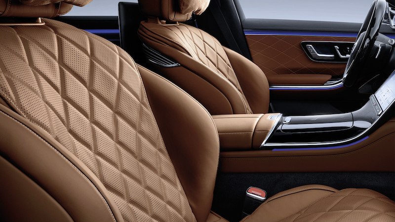 Luxuriöser Autoinnenraum mit braunen Ledersitzen und blauer Ambientebeleuchtung. Die Sitze haben ein gestepptes Muster und bieten hohen Komfort., © Mercedes-Benz AG Luxuriöser Autoinnenraum mit braunen Ledersitzen und blauer Ambientebeleuchtung. Die Sitze haben ein gestepptes Muster und bieten hohen Komfort., © Mercedes-Benz AG