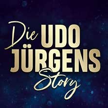 Goldener Schriftzug 'Die Udo J&uuml;rgens Story' auf dunkelblauem Hintergrund., &copy; links im Bild
