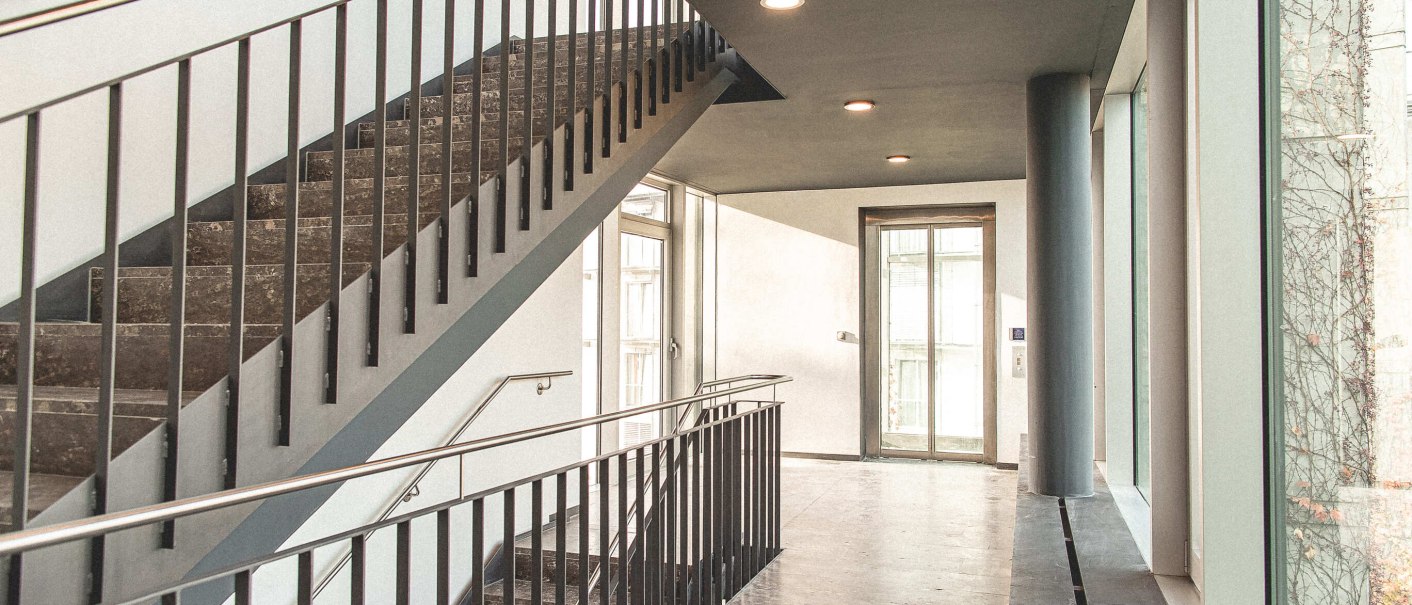 Ein modernes Treppenhaus mit Metallgeländern, großen Fenstern und einem hellen, offenen Design. Die Treppe führt nach oben., © Plaza Residence Stuttgart-Ditzingen Ein modernes Treppenhaus mit Metallgeländern, großen Fenstern und einem hellen, offenen Design. Die Treppe führt nach oben., © Plaza Residence Stuttgart-Ditzingen