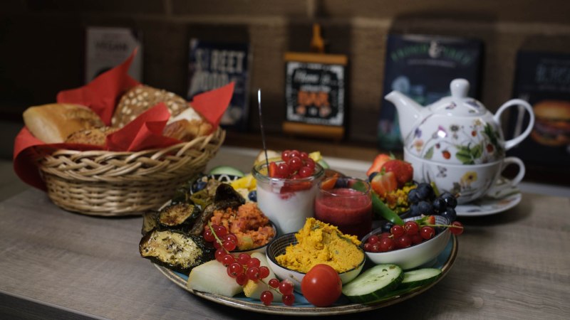 Ein reichhaltiges Fr&uuml;hst&uuml;ck mit frischem Obst, Gem&uuml;se, Dips und Brot. Eine Teekanne mit Tassen steht bereit., &copy; ZentralBar