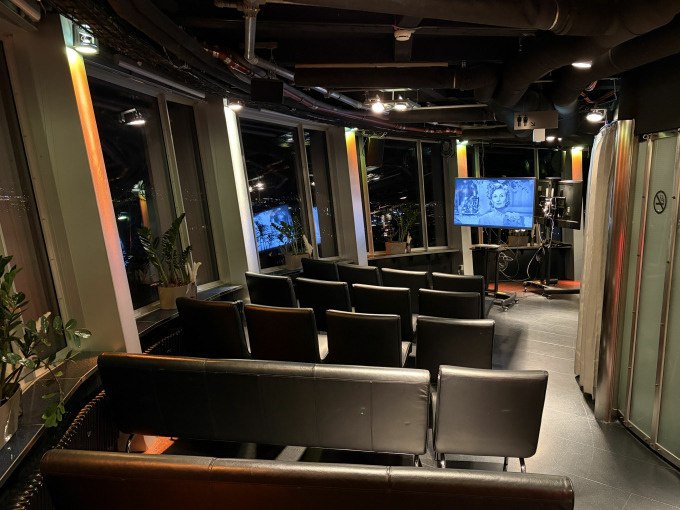 Kleiner Kinosaal mit schwarzen Ledersesseln, Pflanzen und einem Bildschirm, auf dem ein Schwarz-Weiß-Film gezeigt wird. Gemütliche Atmosphäre., © SWR Media Services GmbH / SWR Fernsehturm Stuttgart