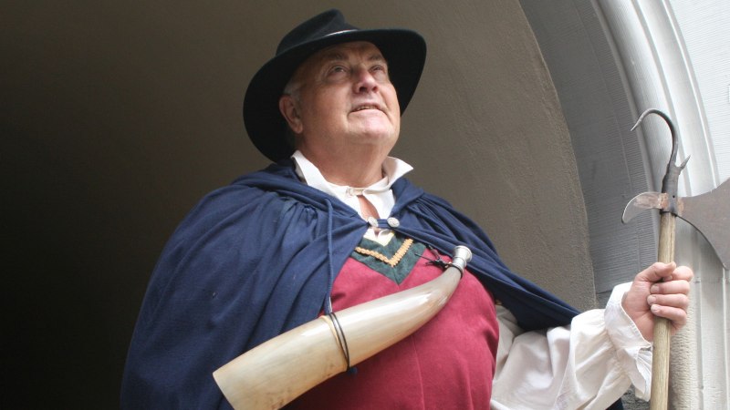 Ein Nachtw&auml;chter in historischer Kleidung mit Horn und Hellebarde vor einem Torbogen in Gaildorf., &copy; Petra Natzkowski