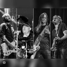 Vierk&ouml;pfige Band spielt leidenschaftlich auf der B&uuml;hne, schwarz-wei&szlig; Foto., &copy; links im Bild