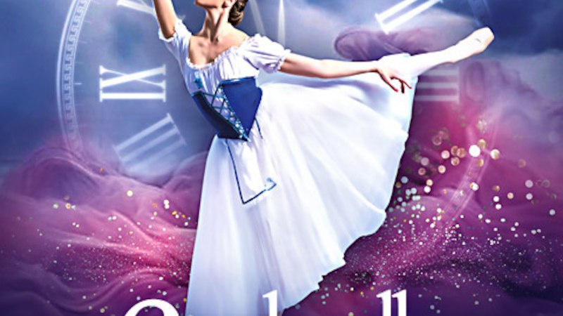 Ballerina in wei&szlig;em Kleid tanzt vor gro&szlig;er Uhr mit r&ouml;mischen Ziffern, umgeben von lila Wolken und Glitzer., &copy; P.T.F. GmbH-Konzertagentur Friedmann