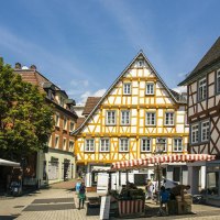 Fachwerkhäuser in der Altstadt von Backnang, umgeben von Marktständen und Passanten bei sonnigem Wetter., © Stuttgart-Marketing GmbH, Sarah Schmid Fachwerkhäuser in der Altstadt von Backnang, umgeben von Marktständen und Passanten bei sonnigem Wetter., © Stuttgart-Marketing GmbH, Sarah Schmid