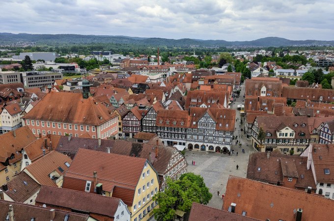 Historische Stadt mit Fachwerkh&auml;usern und roten D&auml;chern aus der Vogelperspektive. Im Hintergrund sind H&uuml;gel und bewaldete Gebiete zu sehen., &copy; Eigenbetrieb Tourismus und Citymanagement Schorndorf