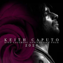 Portr&auml;t eines Musikers mit nassem Haar, daneben eine stilisierte rote Rose. Text: 'Keith Caputo Died Laughing Anniversary Tour 2026'., &copy; links im Bild