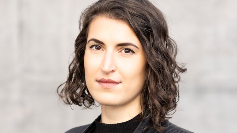 Porträt einer Frau mit kurzen, lockigen Haaren und schwarzer Lederjacke vor grauem Hintergrund., © Kulturamt der Stadt Esslingen am Neckar Porträt einer Frau mit kurzen, lockigen Haaren und schwarzer Lederjacke vor grauem Hintergrund., © Kulturamt der Stadt Esslingen am Neckar