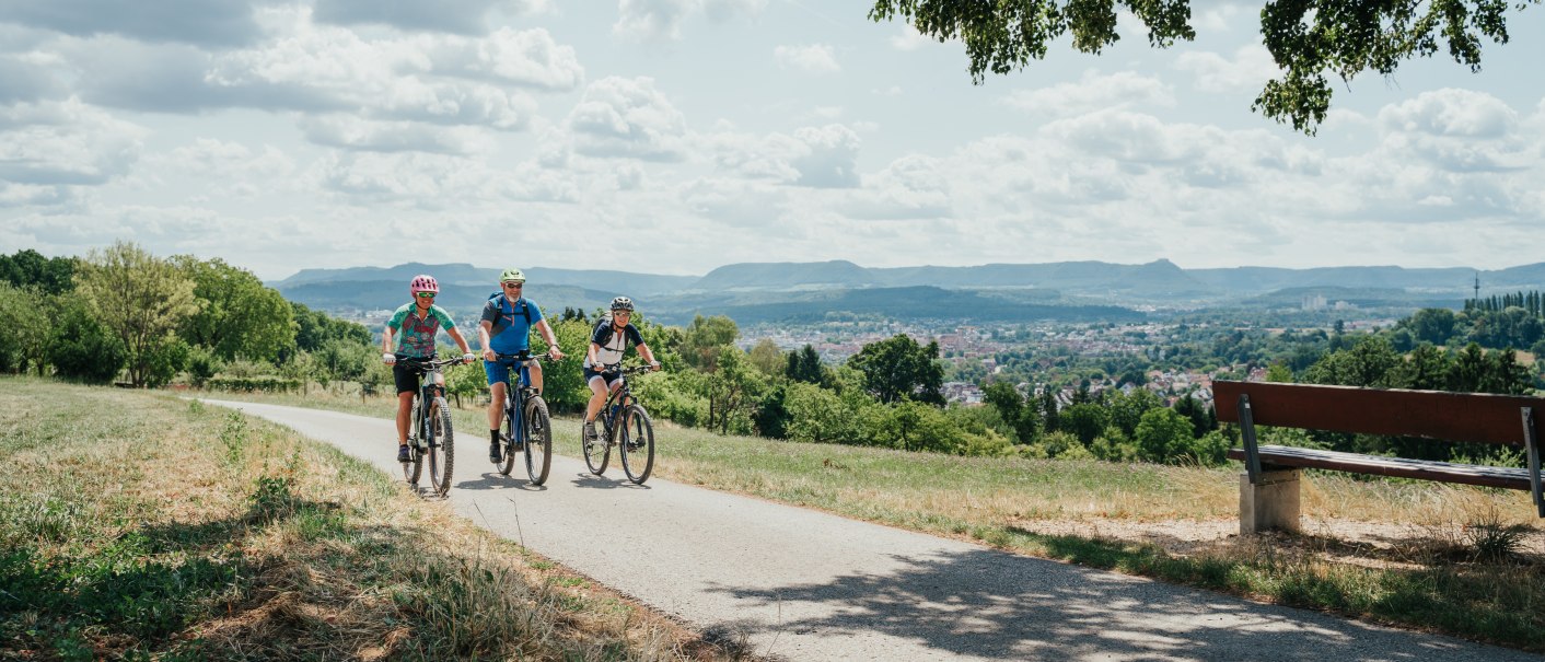 Drei Radfahrende beim Aussichtspunkt an der Oberensinger H&ouml;he, &copy; Stadt N&uuml;rtingen, T. Doerr