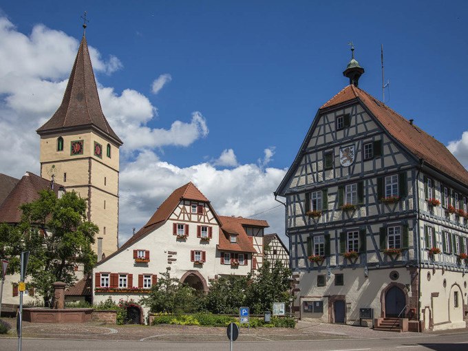Historische Fachwerkh&auml;user und ein Kirchturm in Merklingen unter blauem Himmel mit Wolken., &copy; Stadtverwaltung Weil der Stadt