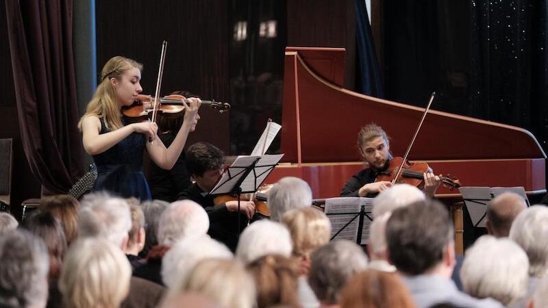 Ein Ensemble spielt Streichinstrumente vor einem aufmerksamen Publikum. Im Hintergrund steht ein Cembalo., &copy; Kulturstiftung Hohenlohe