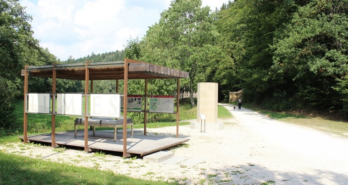 Moderner Pavillon mit 'Limes'-Aufschrift in grüner, bewaldeter Umgebung. Ein Weg führt durch die Landschaft., © Foto Harald Messerschmidt Moderner Pavillon mit 'Limes'-Aufschrift in grüner, bewaldeter Umgebung. Ein Weg führt durch die Landschaft., © Foto Harald Messerschmidt