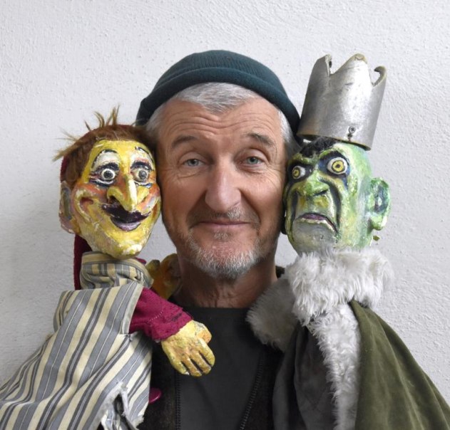Ein Mann posiert mit zwei Handpuppen, einer fr&ouml;hlichen und einer grimmigen, vor einer wei&szlig;en Wand., &copy; Bildrechte: Gregor Oehmann