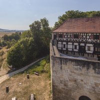 Das Wäscherschloss in ländlicher Umgebung, umgeben von Bäumen und Feldern, bei sonnigem Wetter aus der Luft aufgenommen., © SMG, Achim Mende