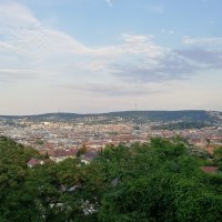 Blick über eine Stadt mit einem Fernsehturm in der Ferne, umgeben von Hügeln und bewaldeten Flächen im Vordergrund., © SMG Blick über eine Stadt mit einem Fernsehturm in der Ferne, umgeben von Hügeln und bewaldeten Flächen im Vordergrund., © SMG