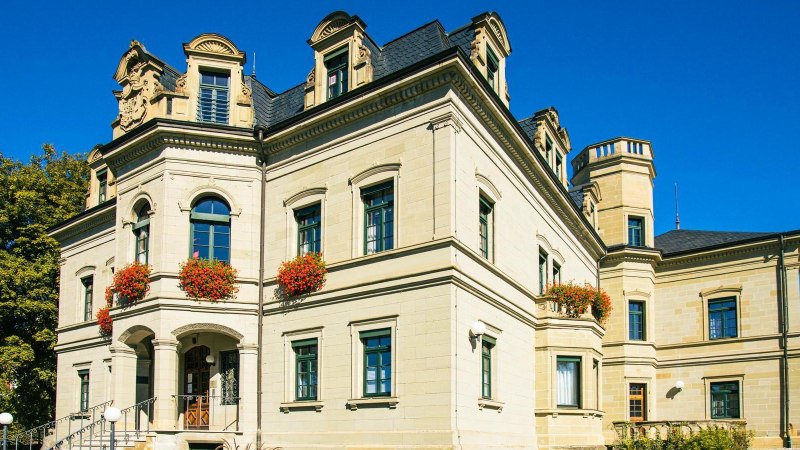 Das Neue Schloss in Gaildorf strahlt in der Sonne. Die Fassade ist mit Blumen geschmückt, und der Himmel ist klar und blau., © Stuttgart-Marketing GmbH, Sarah Schmid Das Neue Schloss in Gaildorf strahlt in der Sonne. Die Fassade ist mit Blumen geschmückt, und der Himmel ist klar und blau., © Stuttgart-Marketing GmbH, Sarah Schmid