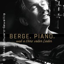 Ein Mann spielt Klavier und singt leidenschaftlich, mit geschlossenen Augen. Der Text "Berge. Piano. ...und a Herz voller Lieder" ist eingeblendet., © links im Bild Ein Mann spielt Klavier und singt leidenschaftlich, mit geschlossenen Augen. Der Text "Berge. Piano. ...und a Herz voller Lieder" ist eingeblendet., © links im Bild