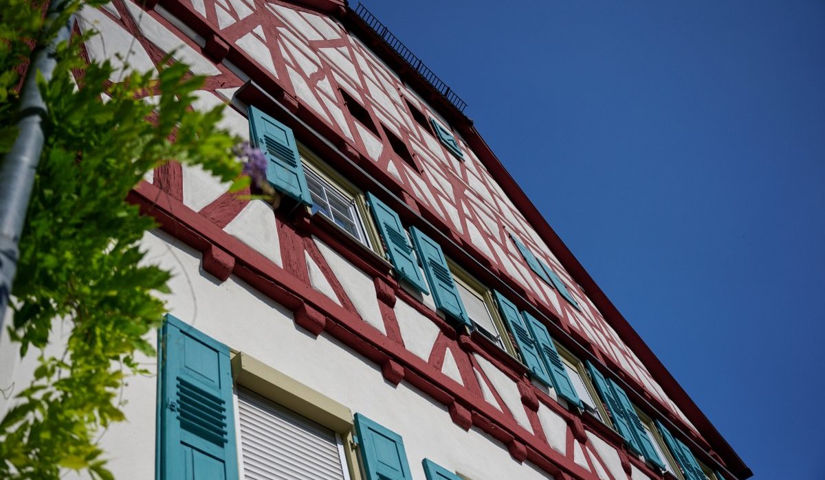 Das traditionsreiche Fachwerkhaus begeistert mit seiner Farbgebung und den liebevoll gestalteten Details. Solche Gebäude prägen das Ortsbild von Mundelsheim und erzählen von der langen Geschichte des Weinortes., © Kraichgau-Stromberg Tourismus e.V. Das traditionsreiche Fachwerkhaus begeistert mit seiner Farbgebung und den liebevoll gestalteten Details. Solche Gebäude prägen das Ortsbild von Mundelsheim und erzählen von der langen Geschichte des Weinortes., © Kraichgau-Stromberg Tourismus e.V.