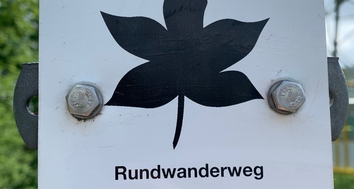 Wegweiser für den Rundwanderweg in Remseck am Neckar. Ein Ahornblatt-Symbol und die Zahl 1 sind abgebildet.