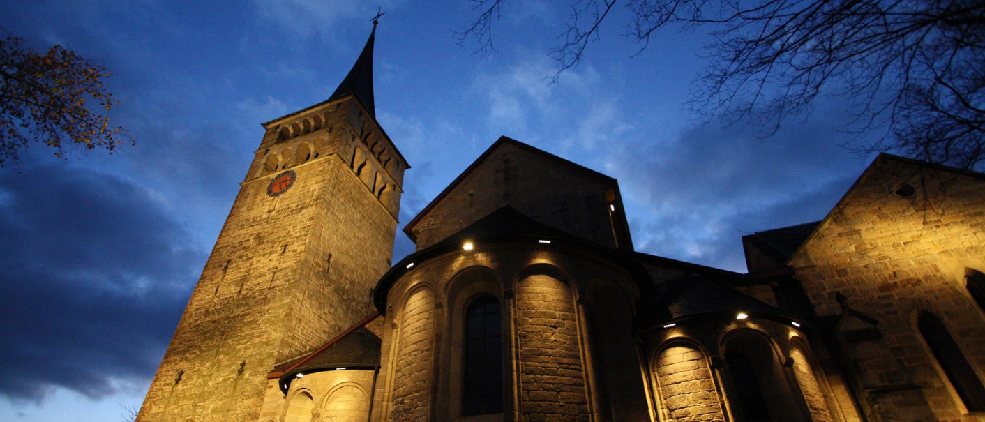 Die beleuchtete Martinskirche in Sindelfingen bei D&auml;mmerung, mit dramatischem Himmel und Wolken im Hintergrund., &copy; Stadt Sindelfingen