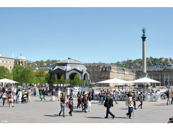 Der Schlossplatz in Stuttgart mit vielen Menschen, einem Pavillon und einer hohen S&auml;ule bei klarem Himmel., &copy; Stuttgart Marketing GmbH