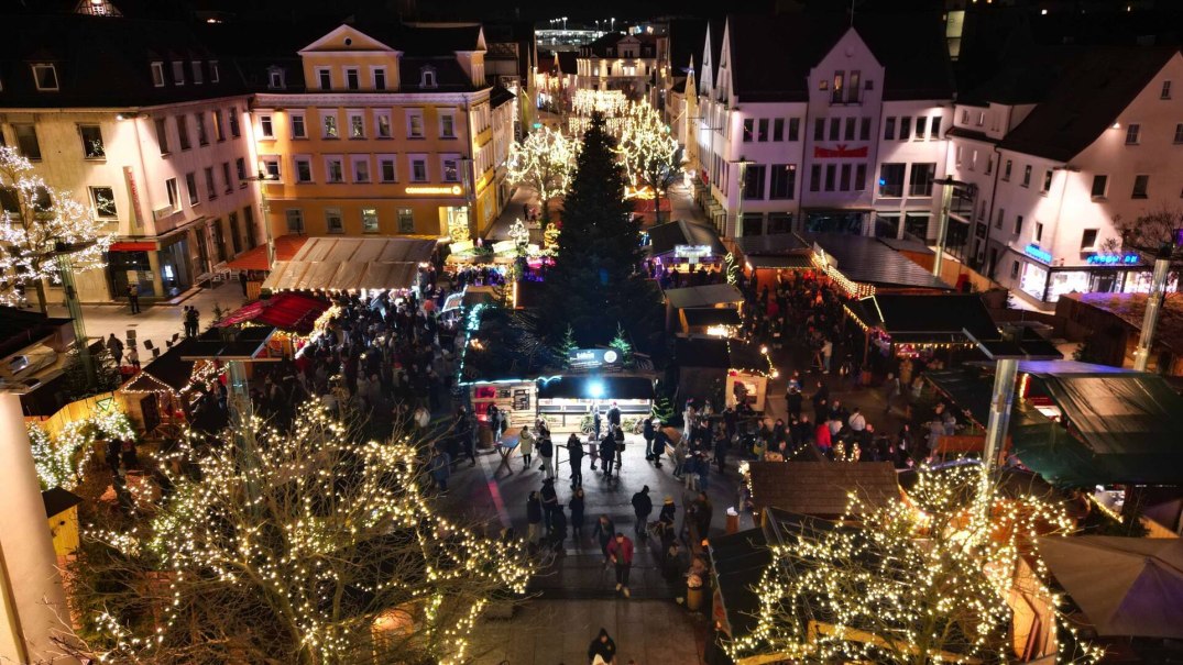 Der Weihnachtsmarkt in G&ouml;ppingen erstrahlt in festlichem Glanz. Zahlreiche St&auml;nde und ein gro&szlig;er Weihnachtsbaum ziehen Besucher an.