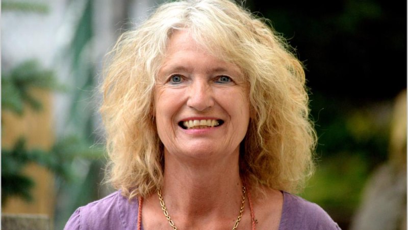 Eine lächelnde Frau mit lockigem, blondem Haar und lila Oberteil steht im Freien., © c_Peter Vogel Eine lächelnde Frau mit lockigem, blondem Haar und lila Oberteil steht im Freien., © c_Peter Vogel