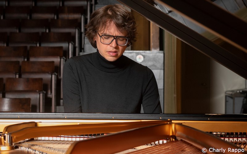 Ein Mann mit Brille spielt konzentriert Klavier in einem leeren Konzertsaal. Er trägt einen schwarzen Rollkragenpullover., © Kultur- und Sportamt Stadt Bietigheim-Bissingen