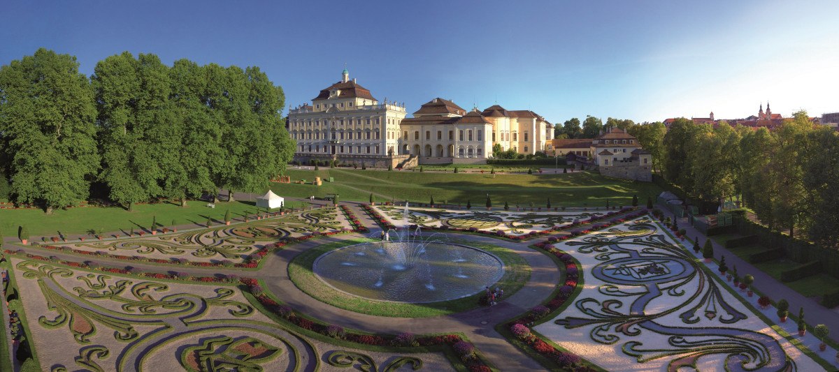 Das Ludwigsburger Residenzschloss mit barocken Gärten und einem zentralen Springbrunnen bei klarem Himmel., © Stuttgart Marketing GmbH Achim Mende Das Ludwigsburger Residenzschloss mit barocken Gärten und einem zentralen Springbrunnen bei klarem Himmel., © Stuttgart Marketing GmbH Achim Mende