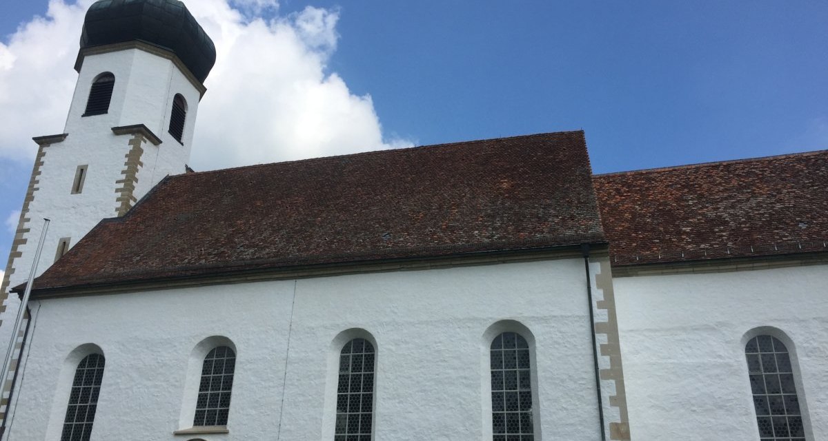 Die Stephanskirche mit ihrem markanten Zwiebelturm und roten Dachziegeln steht vor einem klaren blauen Himmel., © www.pro-cycl.de Die Stephanskirche mit ihrem markanten Zwiebelturm und roten Dachziegeln steht vor einem klaren blauen Himmel., © www.pro-cycl.de