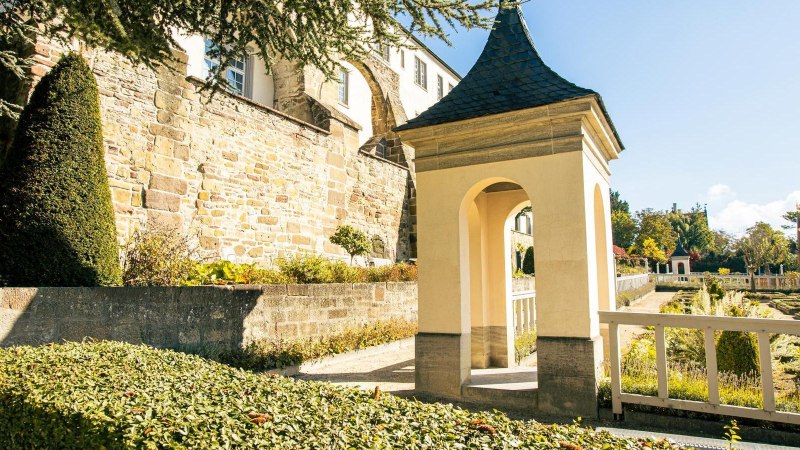 Der Pomeranzengarten in Leonberg zeigt gepflegte Hecken und einen Pavillon vor dem historischen Schloss. Sonniges Wetter und blauer Himmel., © Stuttgart-Marketing GmbH, Sarah Schmid