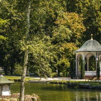 Ein Pavillon im Kurpark von Bad Liebenzell, umgeben von Bäumen und einem Teich mit Springbrunnen., © Stuttgart-Marketing GmbH, Sarah Schmid Ein Pavillon im Kurpark von Bad Liebenzell, umgeben von Bäumen und einem Teich mit Springbrunnen., © Stuttgart-Marketing GmbH, Sarah Schmid
